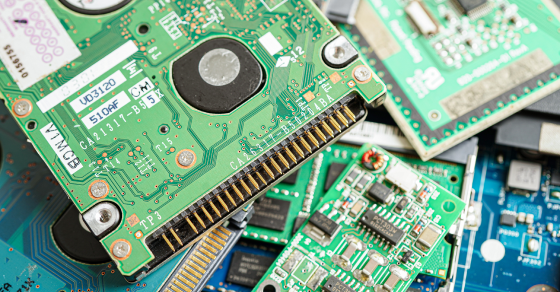 Cartes de circuits imprimés de disques durs empilées, avec puces et connecteurs visibles.