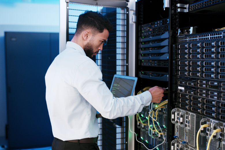 Technicien d’eCycle Solutions effectuant un effacement certifié des données sur du matériel informatique d’entreprise dans une installation canadienne de traitement ITAD.